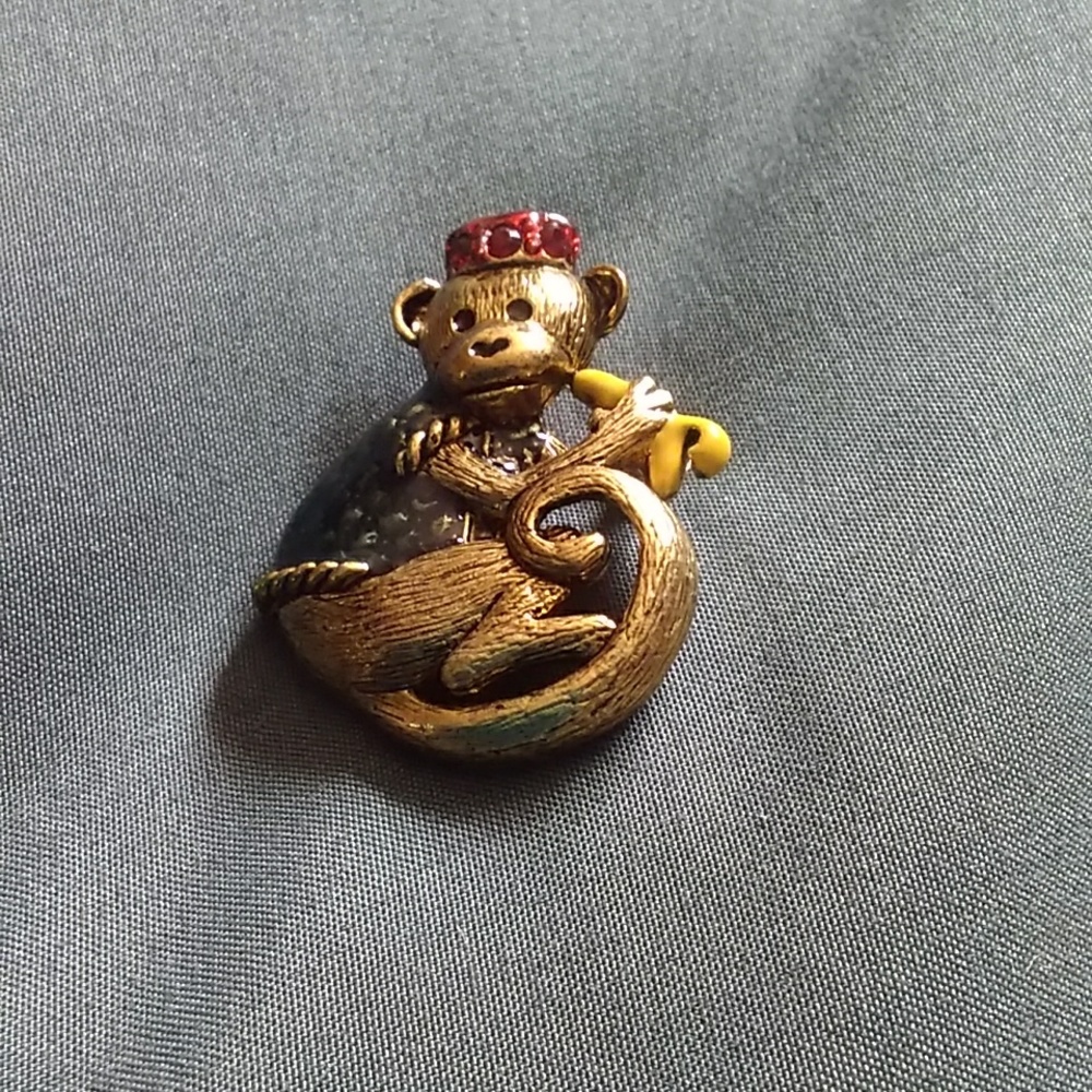VINTAGE DANECRAFT MONKEY BROOCH PIN Red Rhinestones Gold Tone - Picture 2 of 3